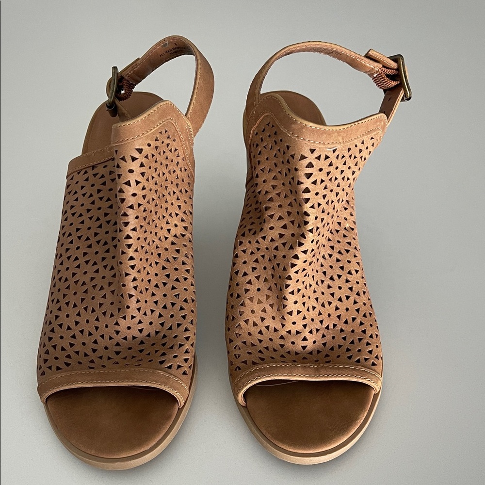 Universal Thread Women's Tan Open Toe Sandals
Siz… - image 2